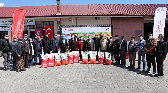Çiftçilere yağlık ayçiçeği tohumu dağıtıldı