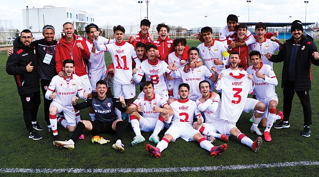 Gençler zirvenin ortağı