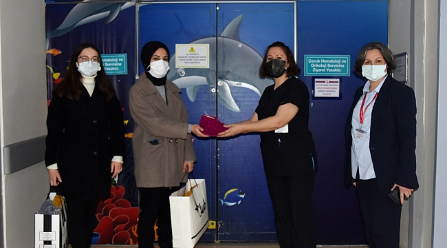 Hasta çocuklar için patik ördüler