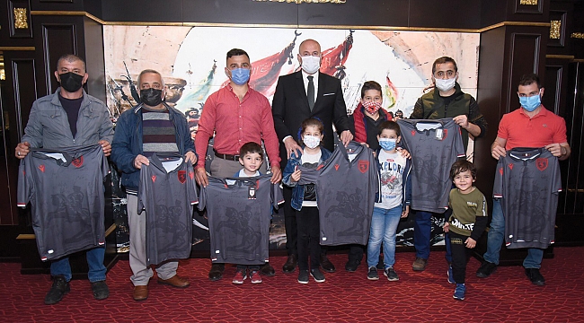 Kazananlar formalarını aldı