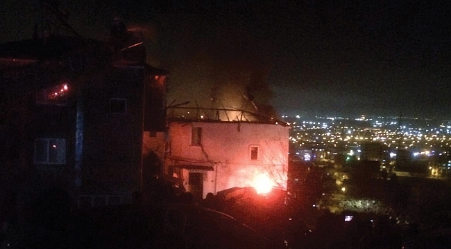 2 evin çatı katı zarar gördü