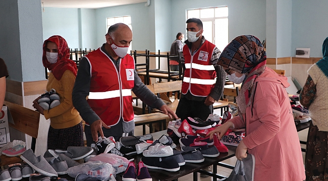 İhtiyaç sahiplerine ayakkabı yardımı