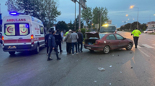 iki otomobil çarpıştı: 2 yaralı