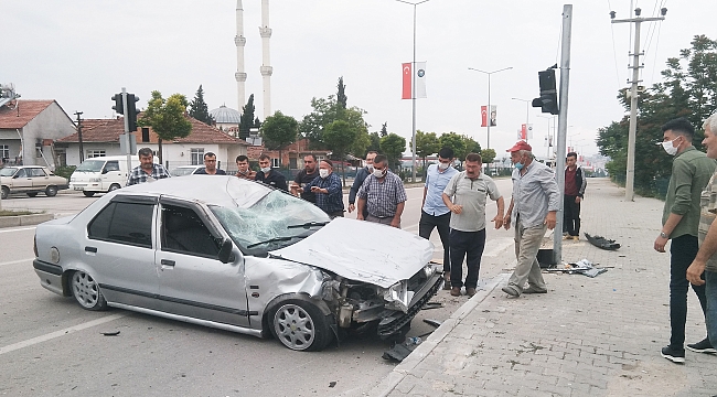 Vezirköprü'de iki otomobil çarpıştı