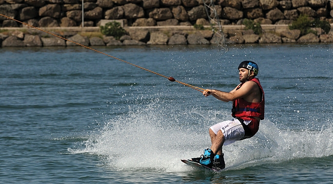 Adrenalin tutkunları su kayağıyla eğleniyor