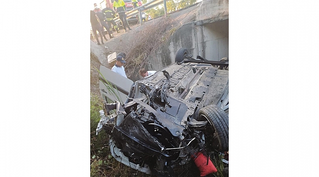 Samsun'da hafif ticari araç menfeze çarpıp devrildi: 3 ölü, 2 yaralı