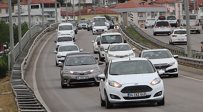 Tatil dönüşü trafik yoğunluğu yaşanıyor