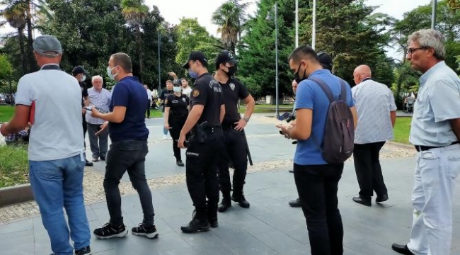 Anıt önünde fotoğrafçı kavgası