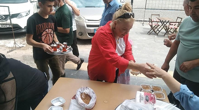 İYİ Partililere aşure dağıttı