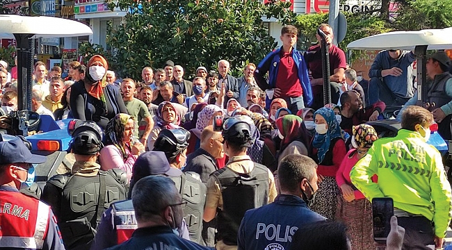 Köylü belediye binasını taşladı