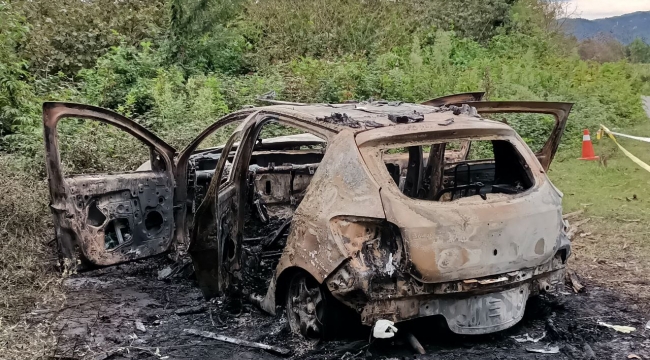 Yanan araçta erkek cesedi bulundu