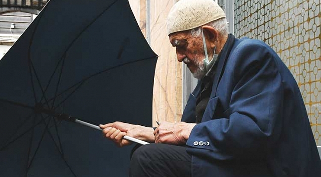 92’lik Dursun dede şemsiye tamiri yapıyor