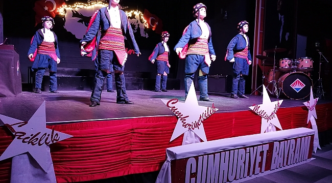 BAHÇEŞEHİR KOLEJİNDE CUMHURİYET ŞÖLENİ