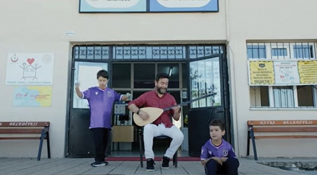 Mor formayla çalıp söylediler