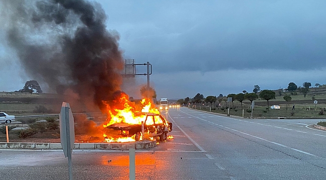 Refüje çarpan otomobil yandı