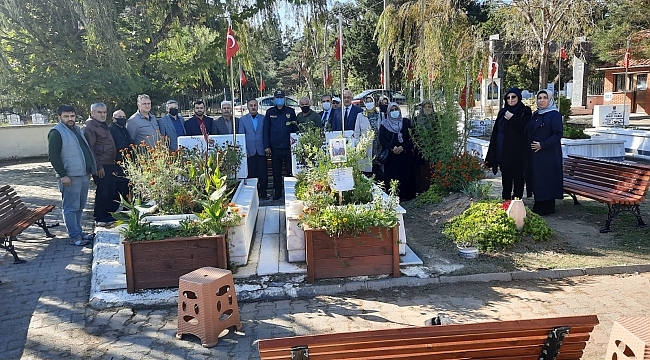 Şehit kabri başında anıldı