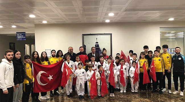 Dünya ikincisi çiçeklerle karşılandı