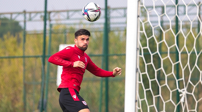 Hasan Kılıç form tutuyor  