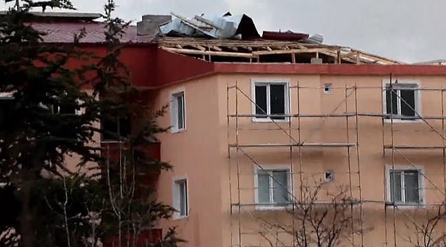 Evlerin çatıları uçtu