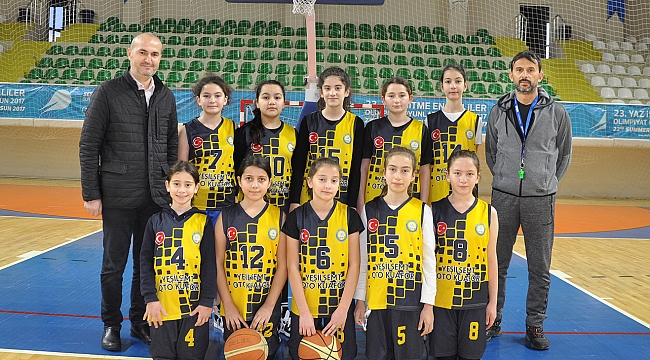 Küçük kızlar basketbolda kapıştı