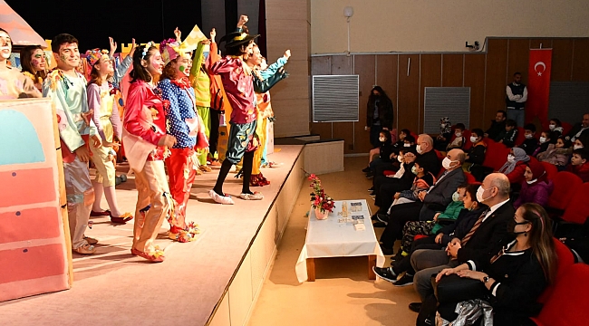 Vali Dağlı çocuklarla beraber tiyatro izledi