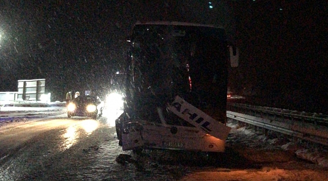 Yolcu otobüsü ile tır çarpıştı