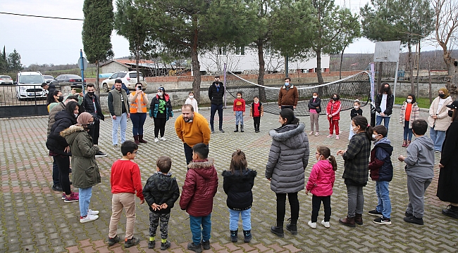 Gençlerden minik öğrencilere jest