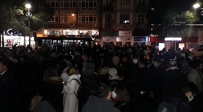 Anıt önünde sabaha kadar nöbet