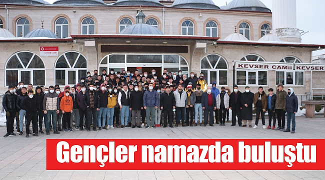 Gençler namazda buluştu