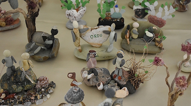 Karadeniz’den topladığı taşları sanat eserine dönüştürüyor