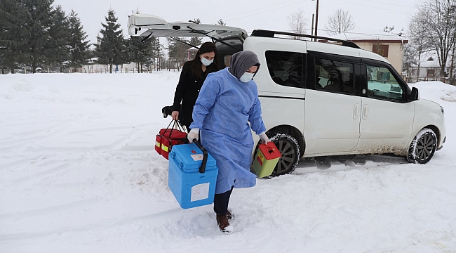 Karlı yolları aşarak aşısı yapıyorlar