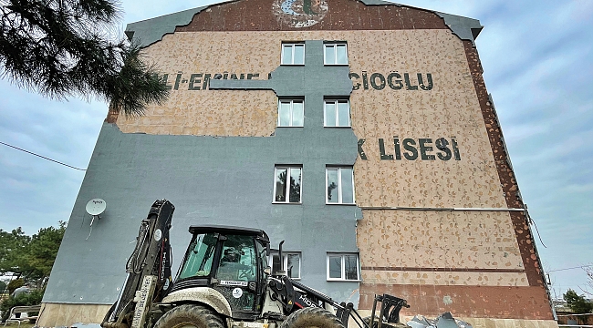 Liseyi yağmur ve rüzgar vurdu