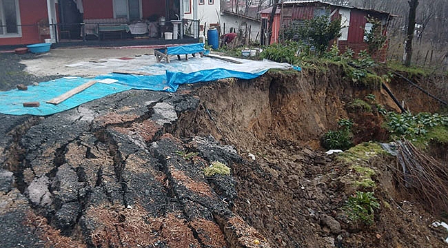 21 kırsal mahallenin kullandığı yol çöktü
