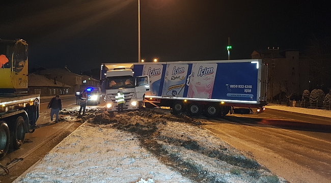 Buzlu yolda kayan tır makas kesti