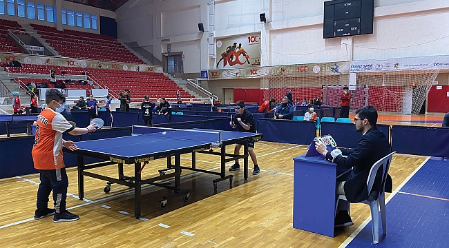 Küçük eller madalya için raket tutuyor