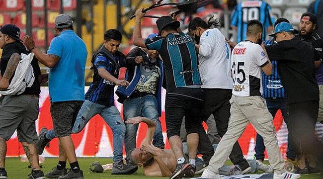 Maçta kavga çıktı! '17 ölü'