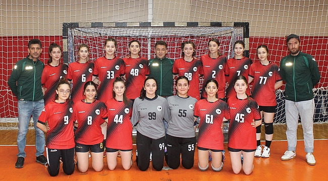 Parkenin perileri gözünü kupaya dikti