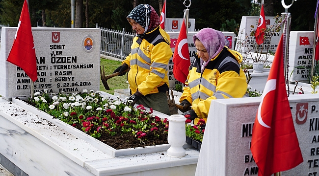 Şehitliklere 1915 çiçek