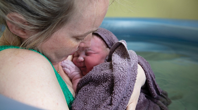 Suda doğum ile stres azalıyor