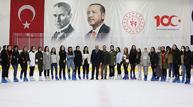 Üniversiteliler buz pateni ile tanıştı