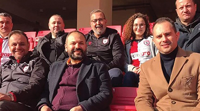 Uyanık tribündeydi