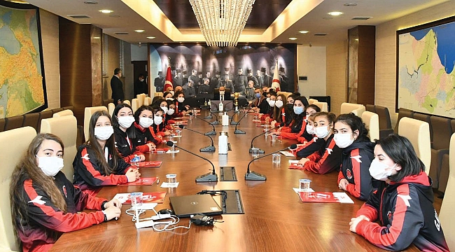 Vali Dağlı şampiyonları ağırladı