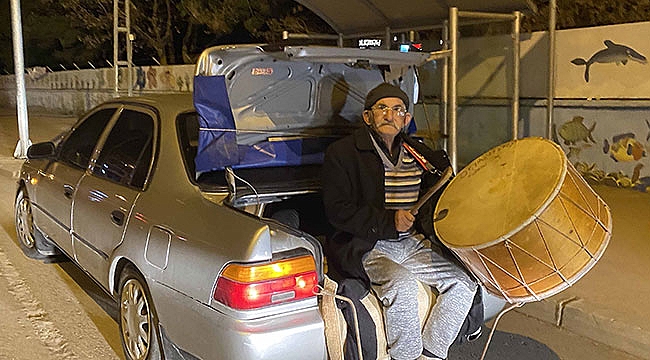 Bagajında davul çalarak sahura kaldırıyor