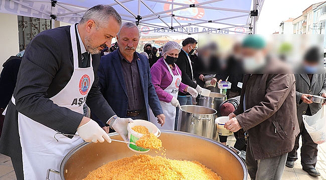 İhtiyaç sahibi bin kişiye aş dağıtıyoruz