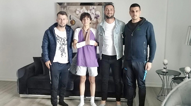 Kolu kırılan futbolcuya moral ziyareti