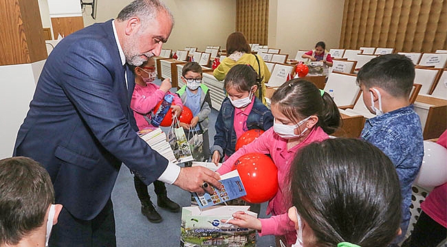 Öğrencilerin soruları başkanı terletti