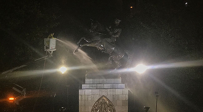 Onur Anıtı yıkandı