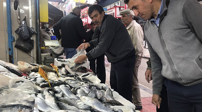 Tezgahta somon şenliği