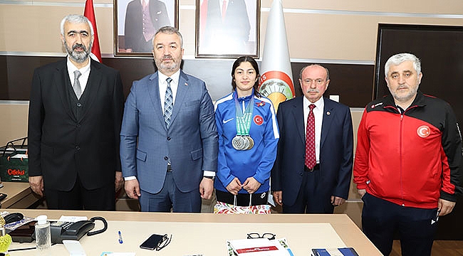 3 madalyalı Sinem yurda döndü