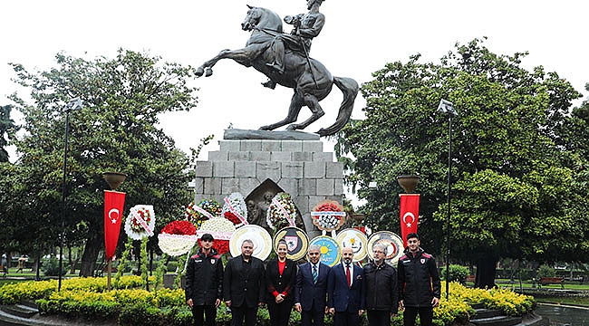 Anıta çelenk bıraktılar
